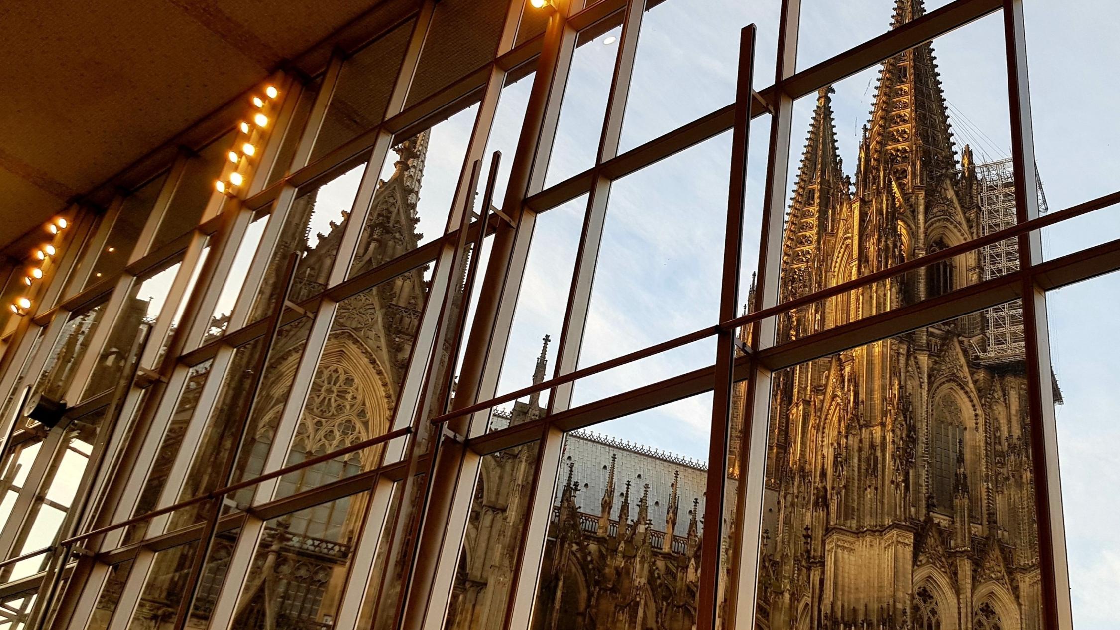 Hauptbahnhof Köln mit Ausblick auf den Dom