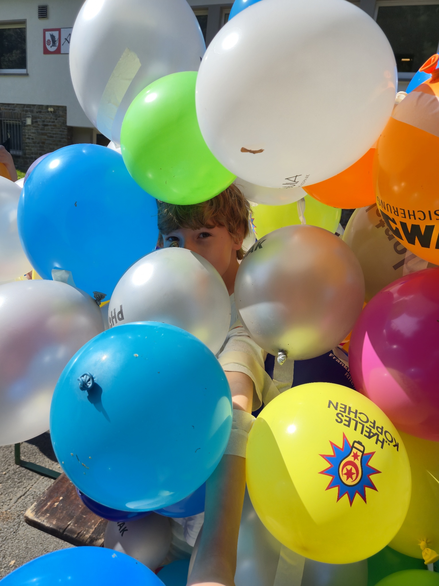 Kind inmitten von Luftballons