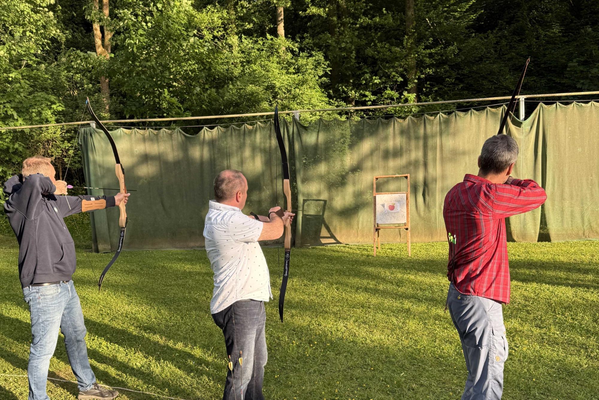 Drei Männer mit gespanntem Bogen in der Hand