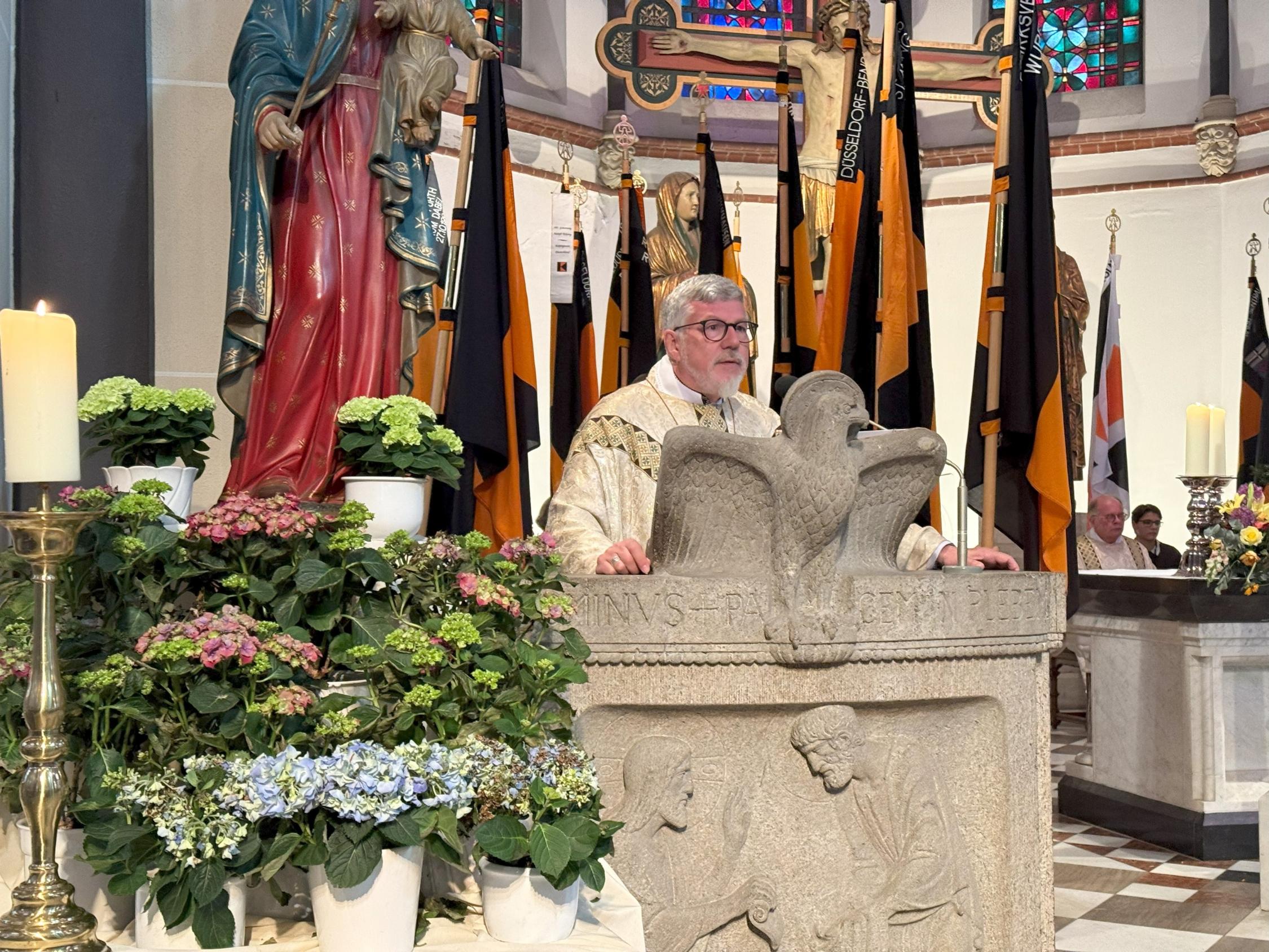 Kolpingbanner am Altar