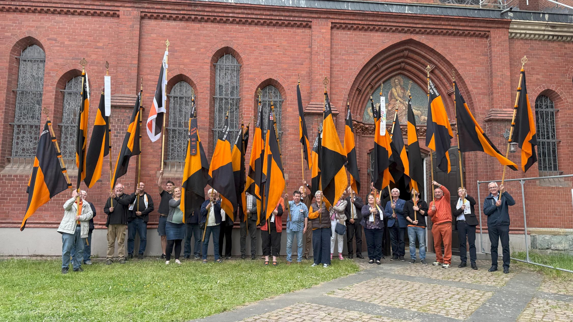 Banner vor der Kirche