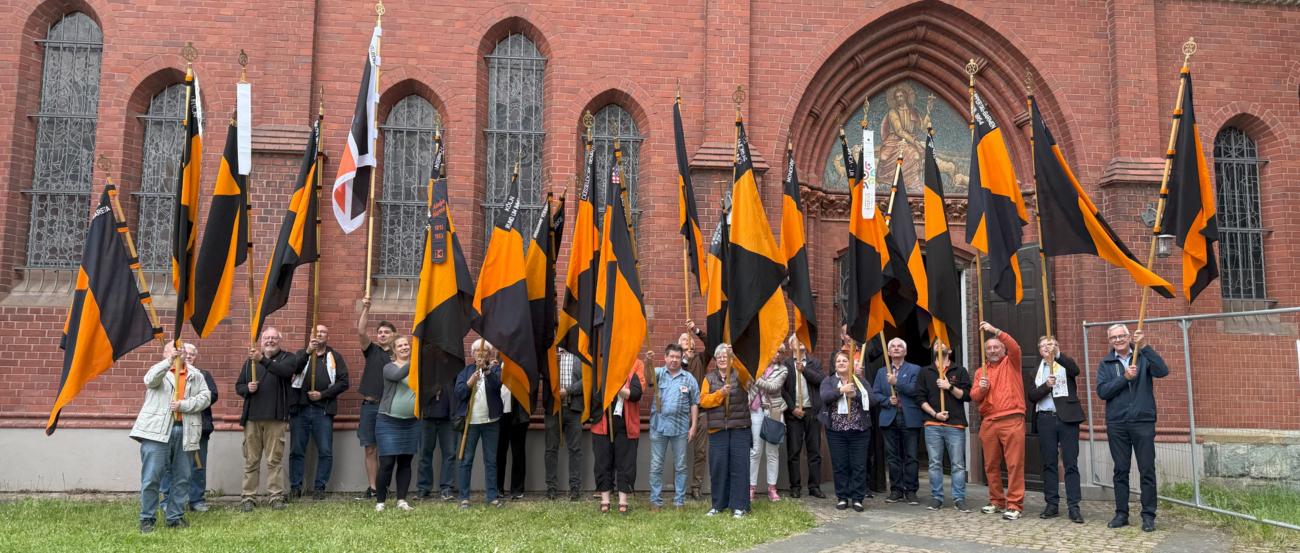 Banner vor der Kirche