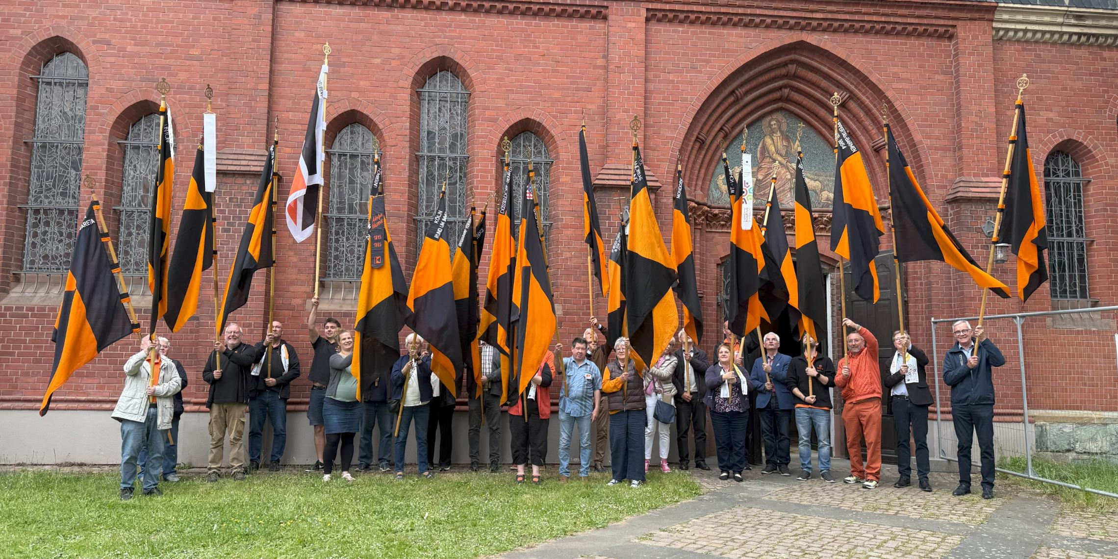 Banner vor der Kirche