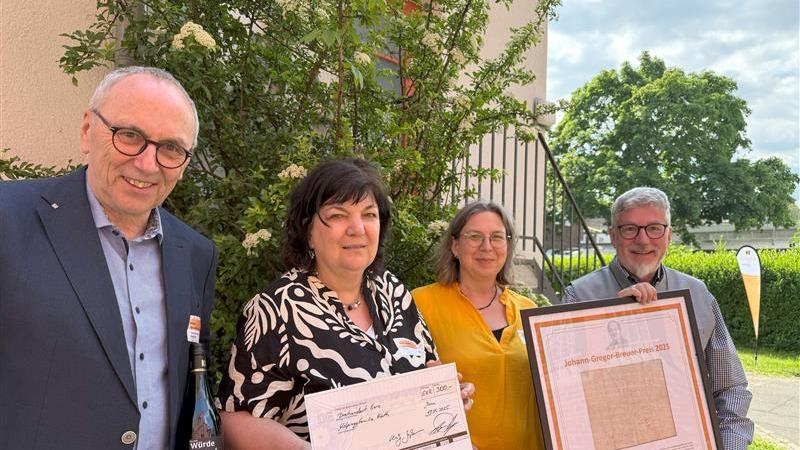 Von links nach rechts: Ansgar Schuldenzucker (Vorsitzender des Kolping-Bildungswerkes), Ansgar Schuldenzucker (rechts), Gabi Ingenerf (KF Hürth), Katrin Härtl (Vorsitzende KF Hürth und Diözesanpräses Peter Jansen.