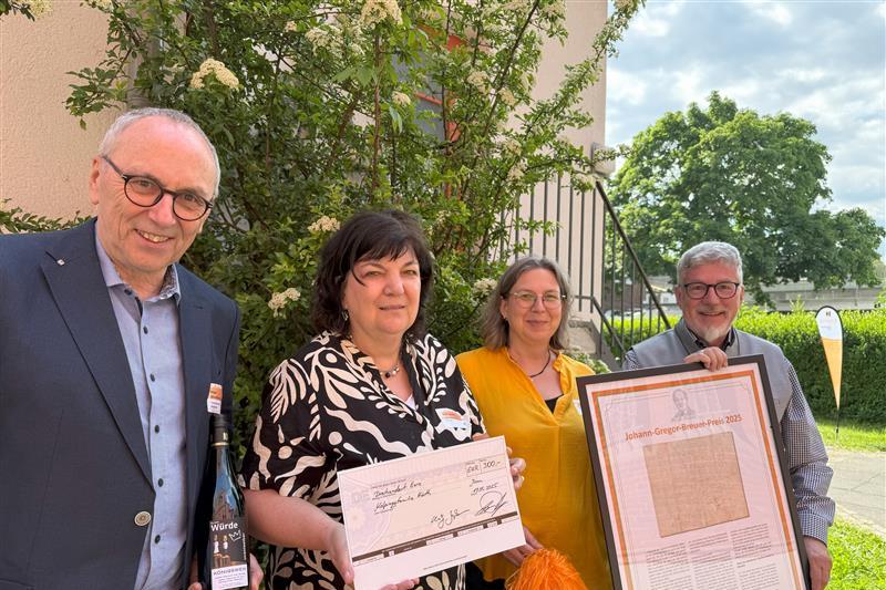 Von links nach rechts: Ansgar Schuldenzucker (Vorsitzender des Kolping-Bildungswerkes), Ansgar Schuldenzucker (rechts), Gabi Ingenerf (KF Hürth), Katrin Härtl (Vorsitzende KF Hürth und Diözesanpräses Peter Jansen.