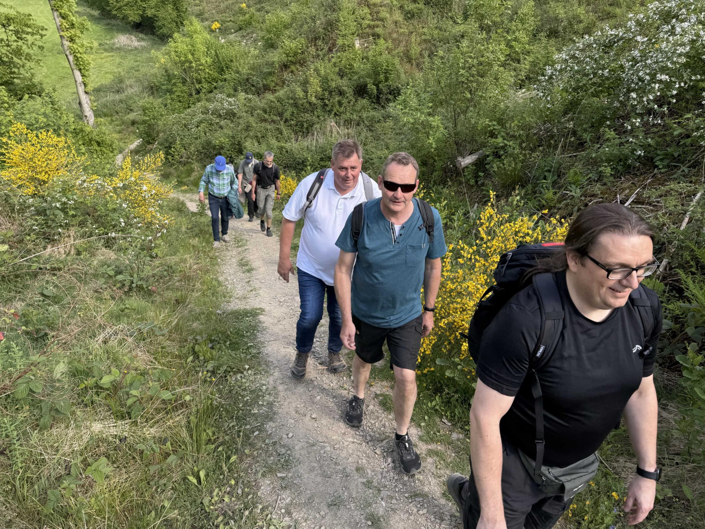 Gruppe von Männern wandert