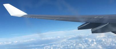 Flugzeugflügel und Wolken