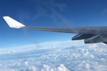 Flugzeugflügel und Wolken