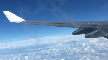 Flugzeugflügel und Wolken