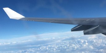 Flugzeugflügel und Wolken