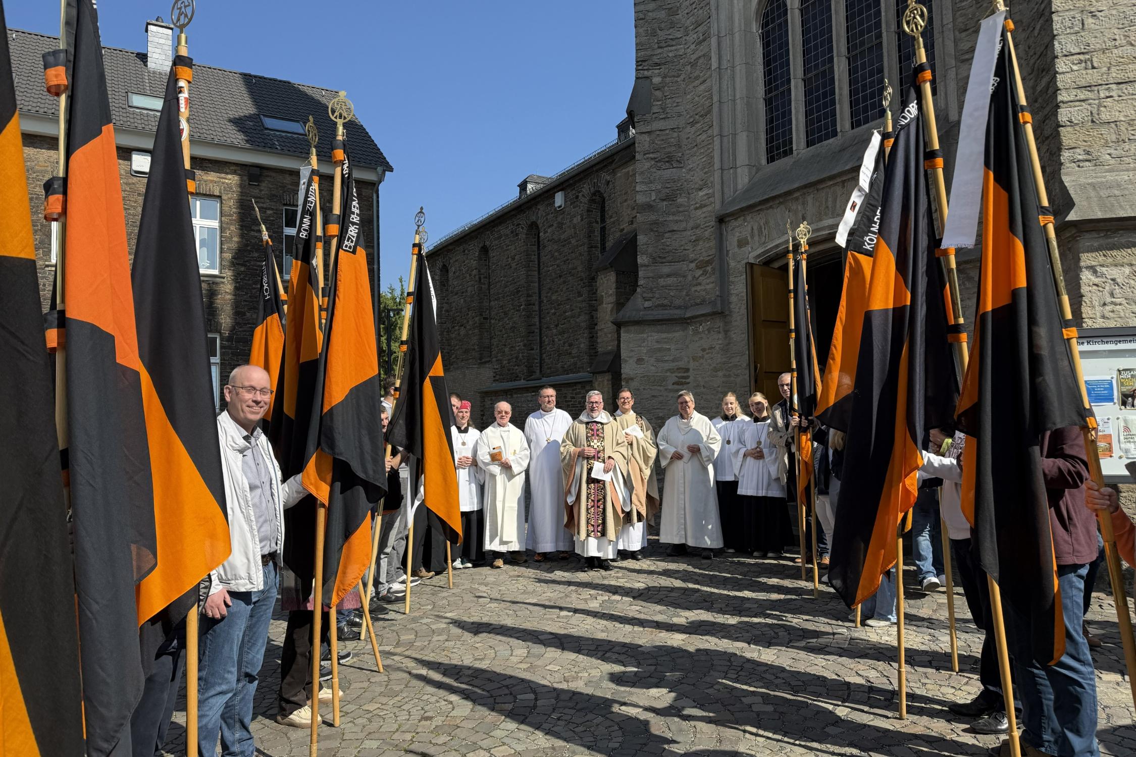 Bannerspalier_Peter_Jansen_Konzelebranten