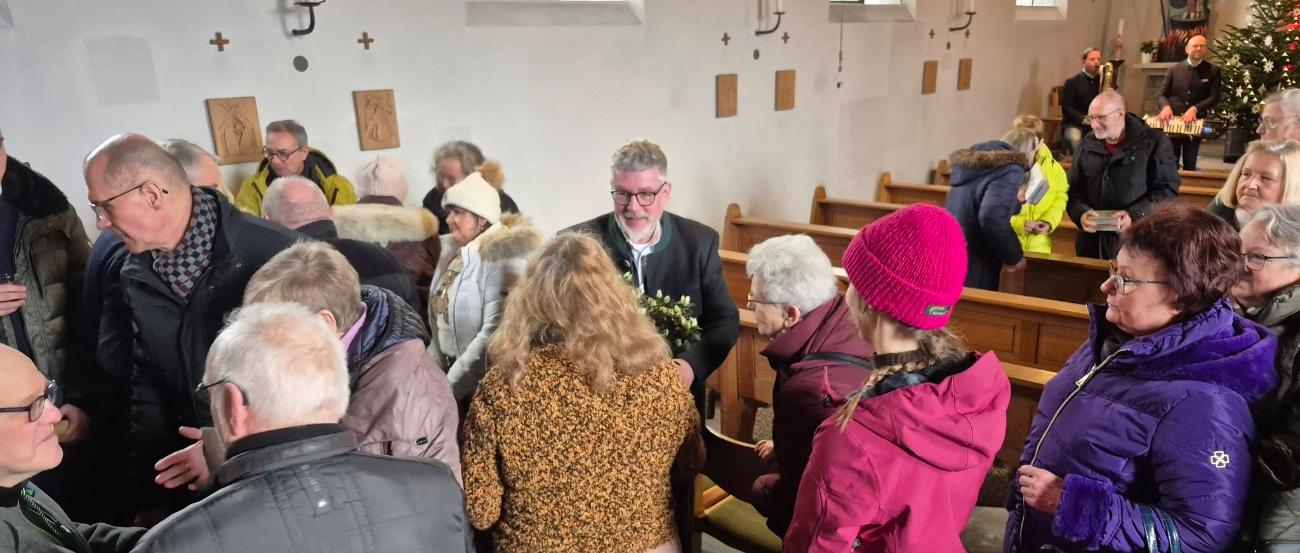 Peter umringt von GratulantInnen