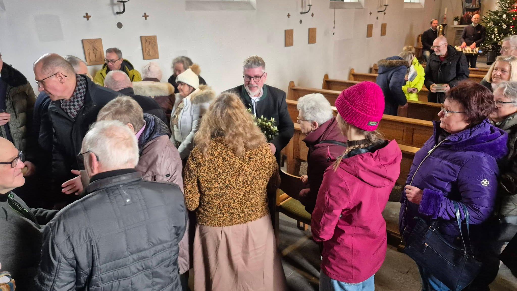 Peter umringt von GratulantInnen