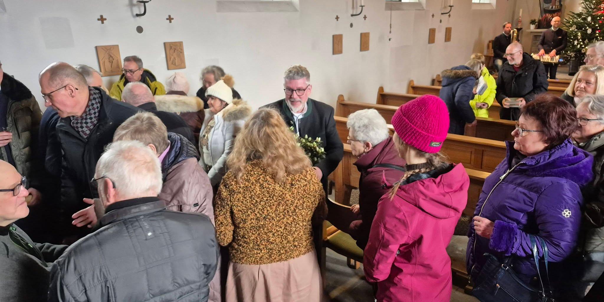 Peter umringt von GratulantInnen