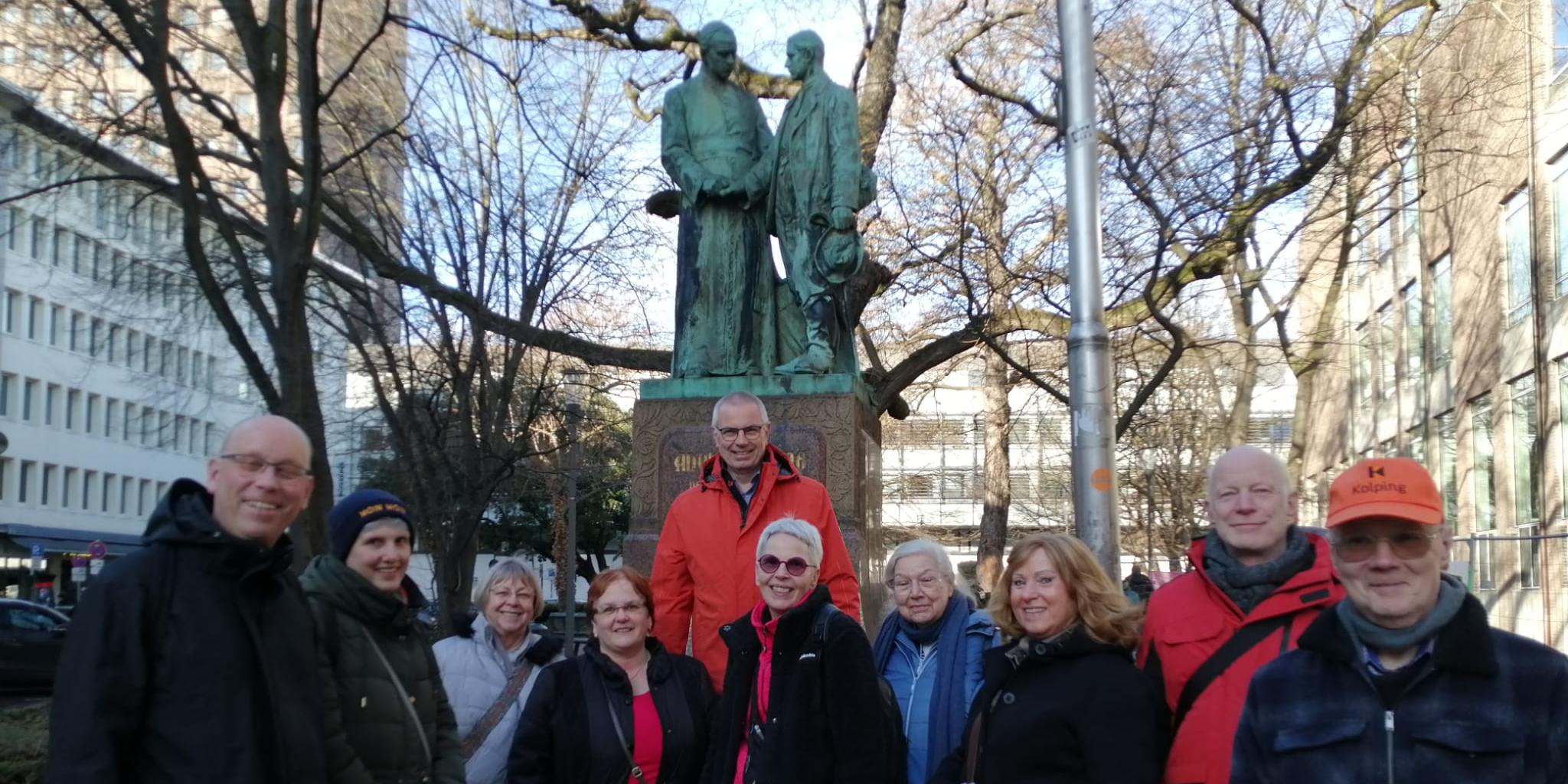 Auf den Spuren Adolph Kolpings- Martin Rose vor Kolpingdenkmahl