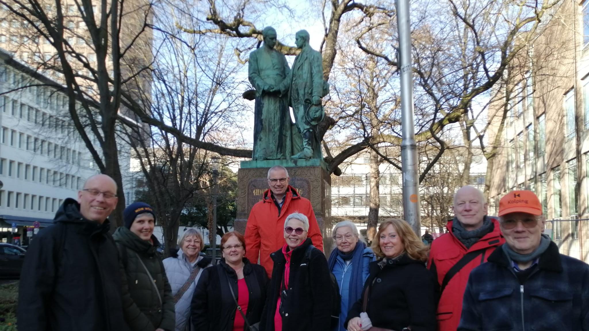 Auf den Spuren Adolph Kolpings- Martin Rose vor Kolpingdenkmahl