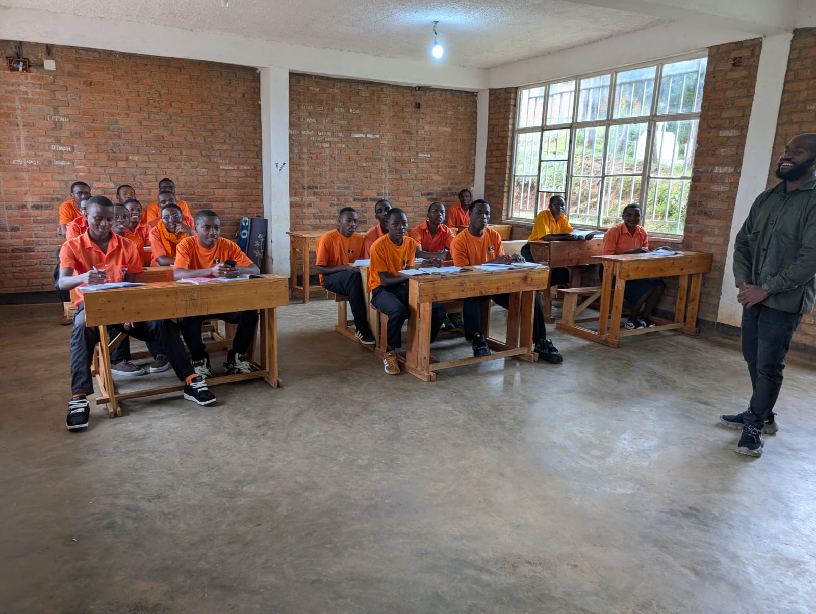 Klassenraum mit Schüler*innen in Kolpingorange