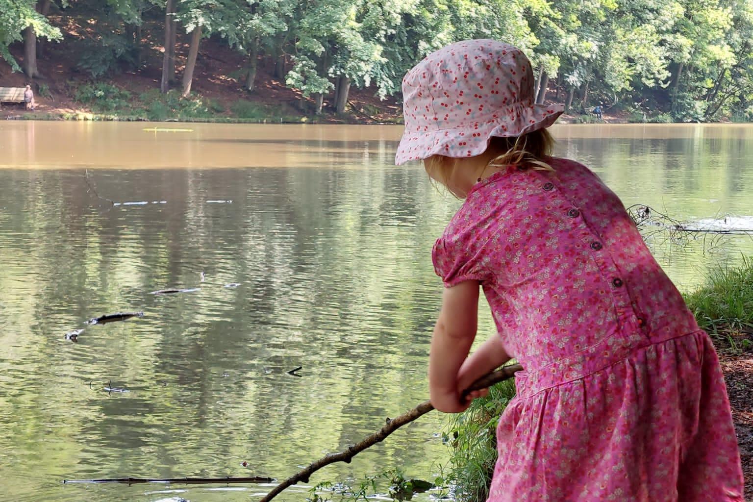 Kind am Wasser