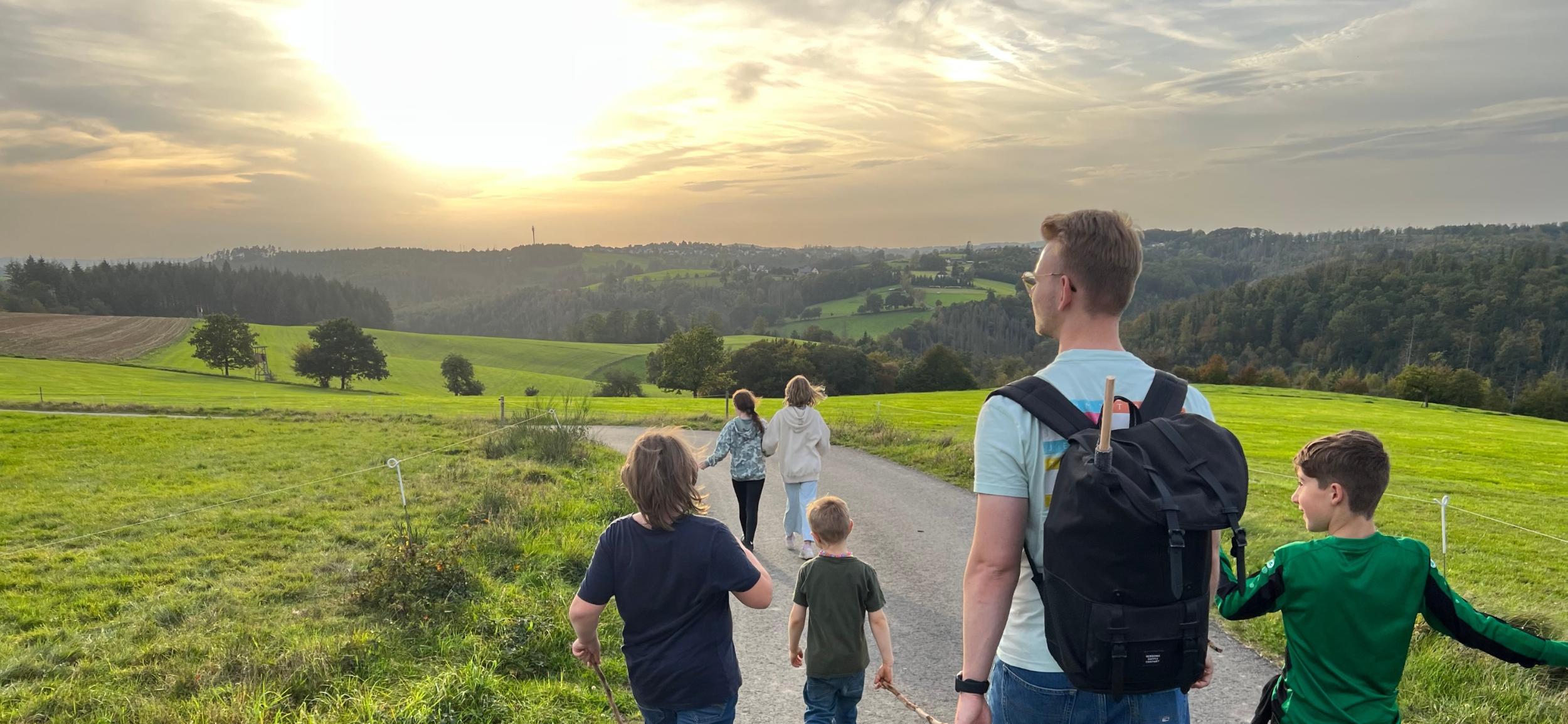 Gruppe Kinder mit Gruppenleitung auf Spaziergang