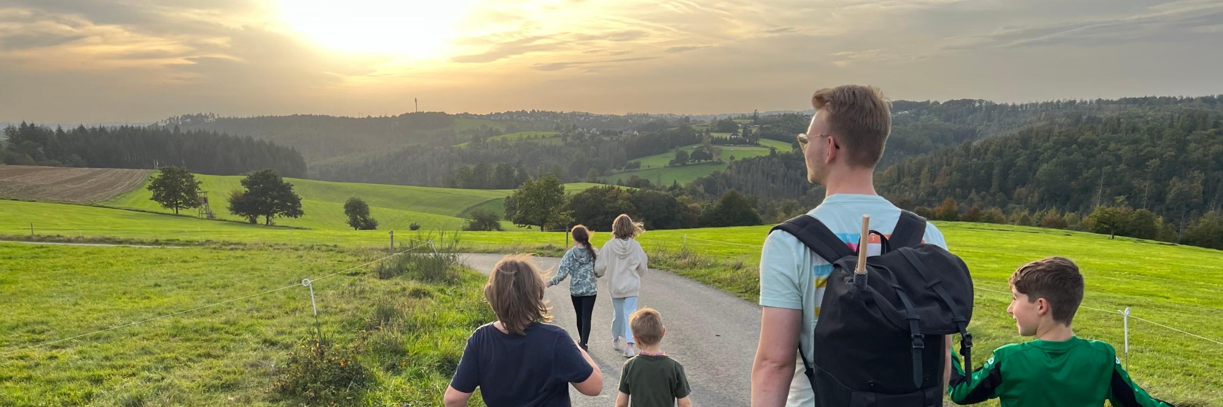 Gruppe Kinder mit Gruppenleitung auf Spaziergang