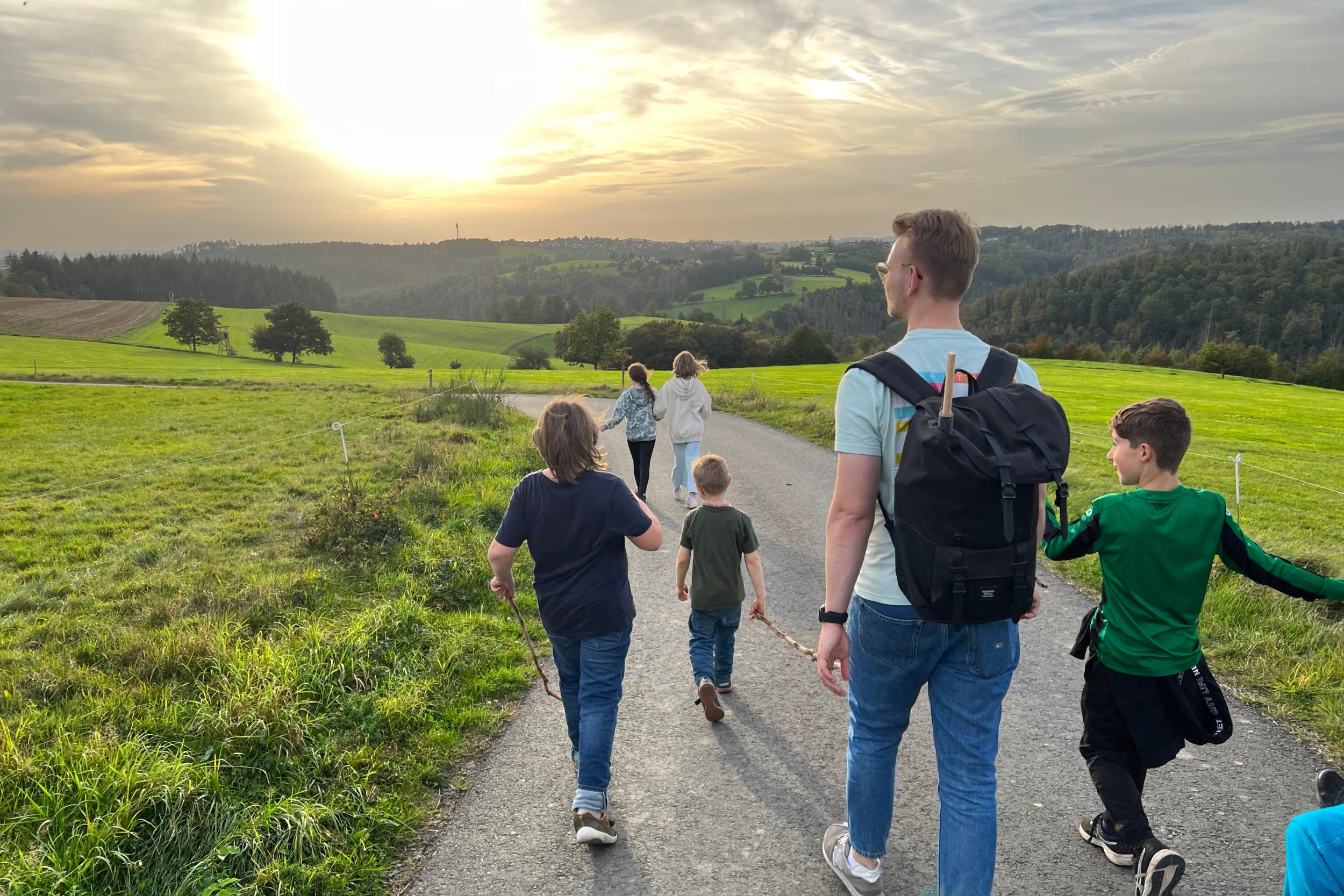 Gruppe Kinder mit Gruppenleitung auf Spaziergang