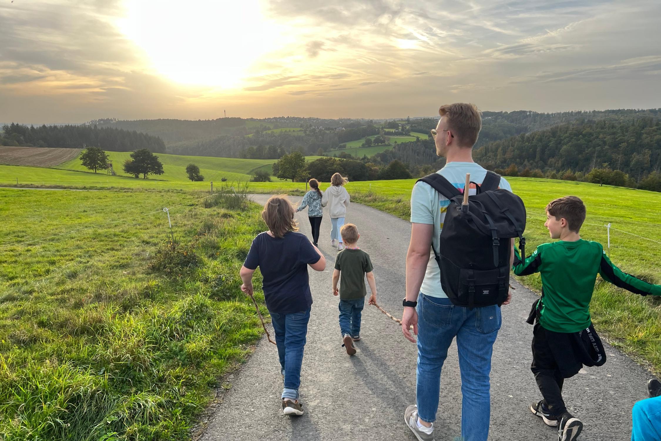 Gruppe Kinder mit Gruppenleitung auf Spaziergang