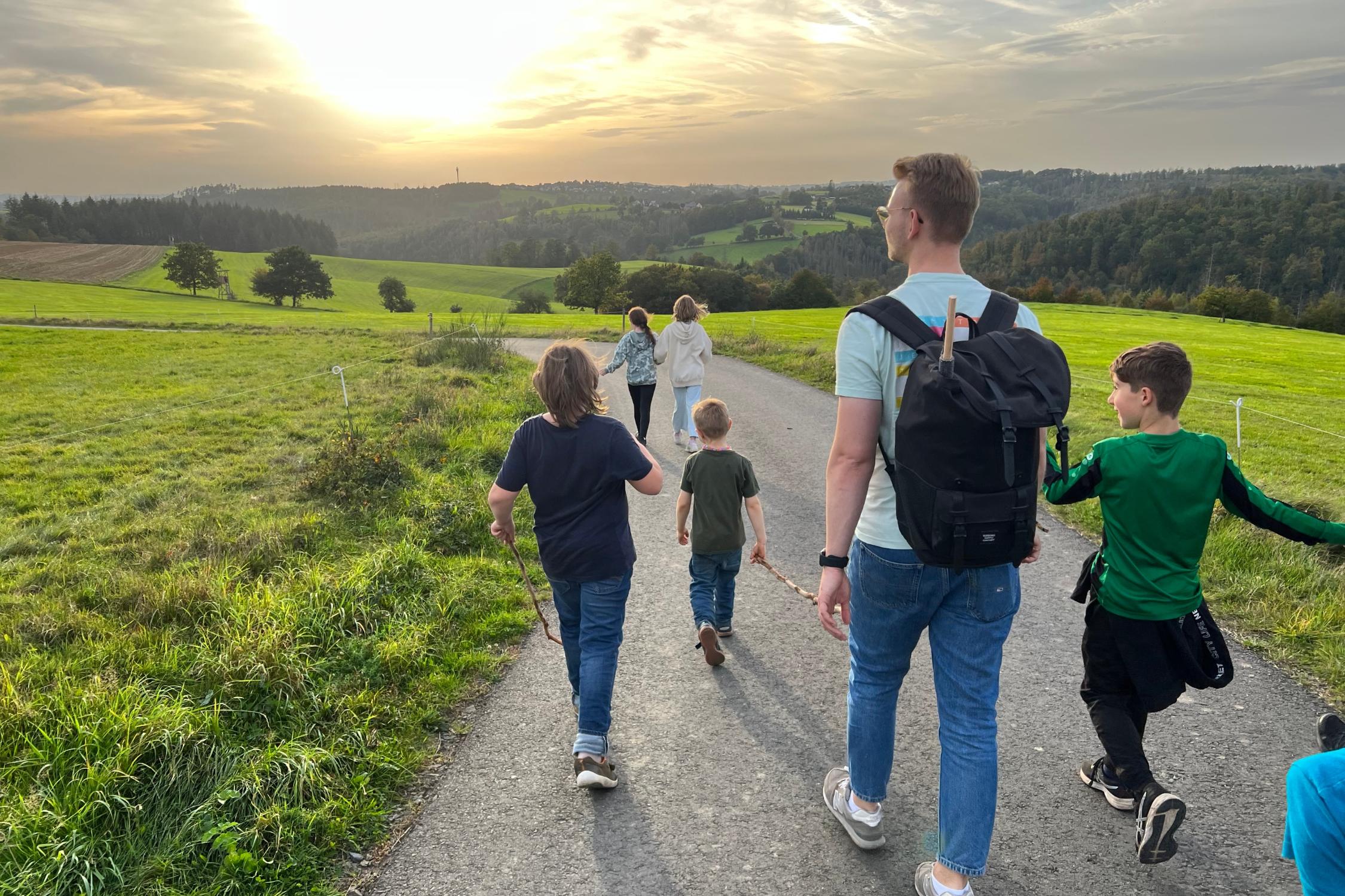 Gruppe Kinder mit Gruppenleitung auf Spaziergang