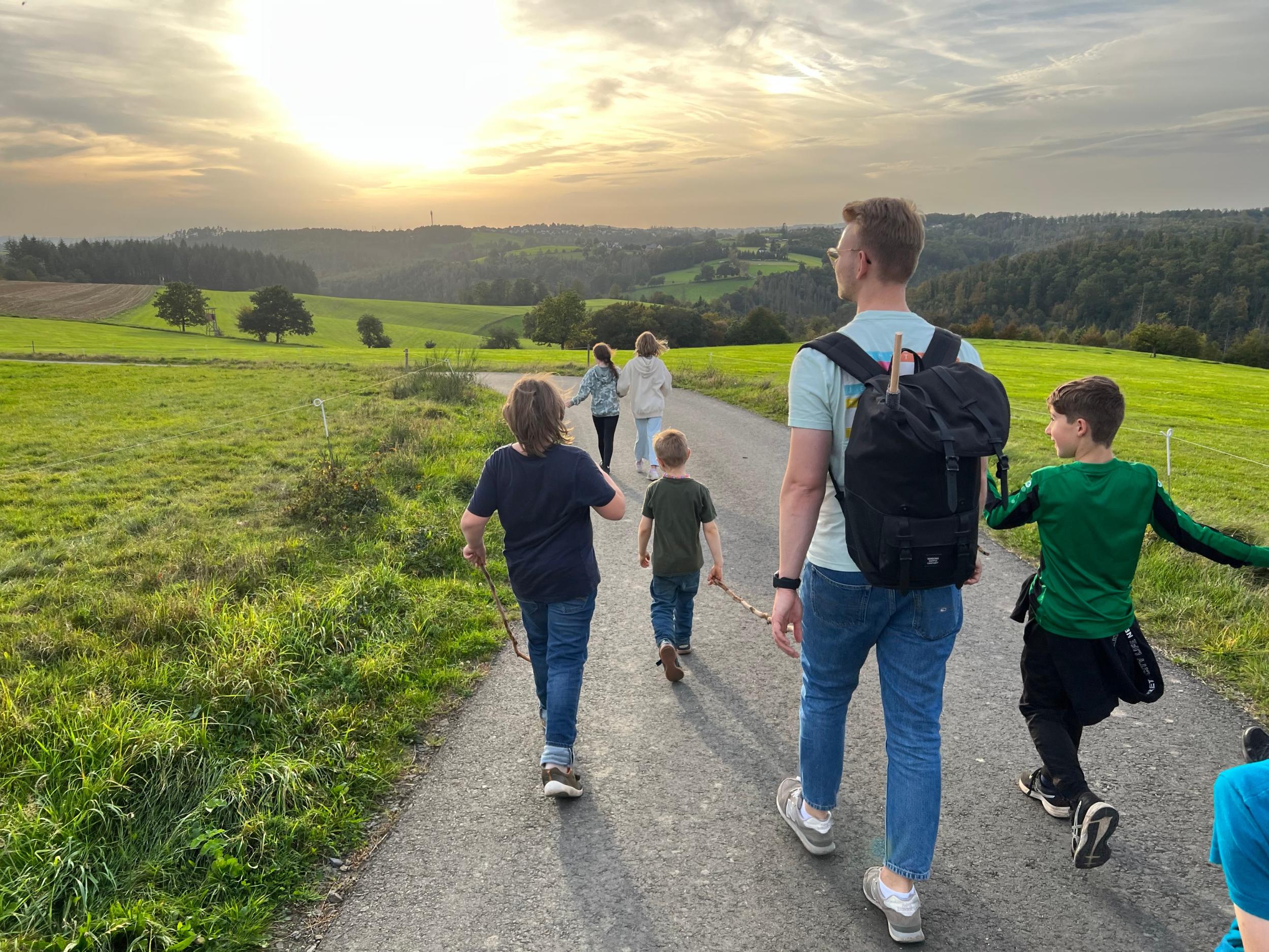 Gruppe Kinder mit Gruppenleitung auf Spaziergang