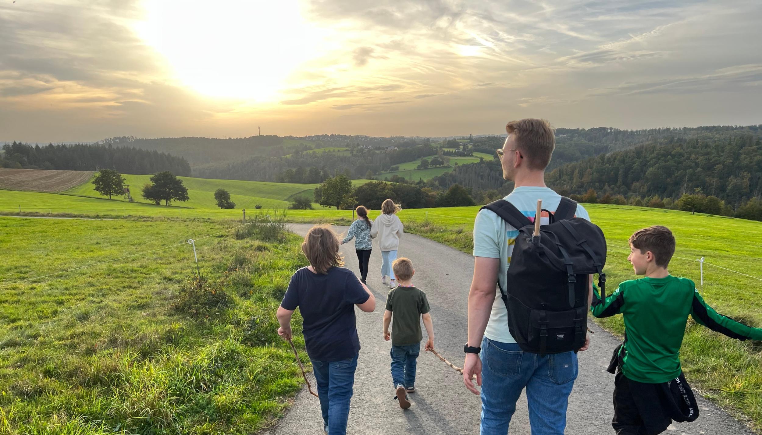 Gruppe Kinder mit Gruppenleitung auf Spaziergang