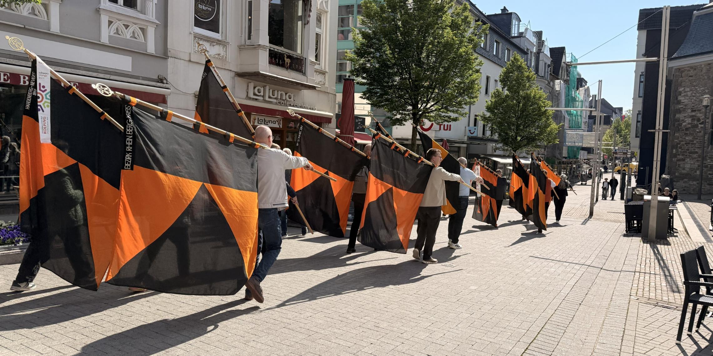 Unterwegs zur Diözesanversammlung in Velbert Bannerzug zur Diözesanversammlung in Velbert