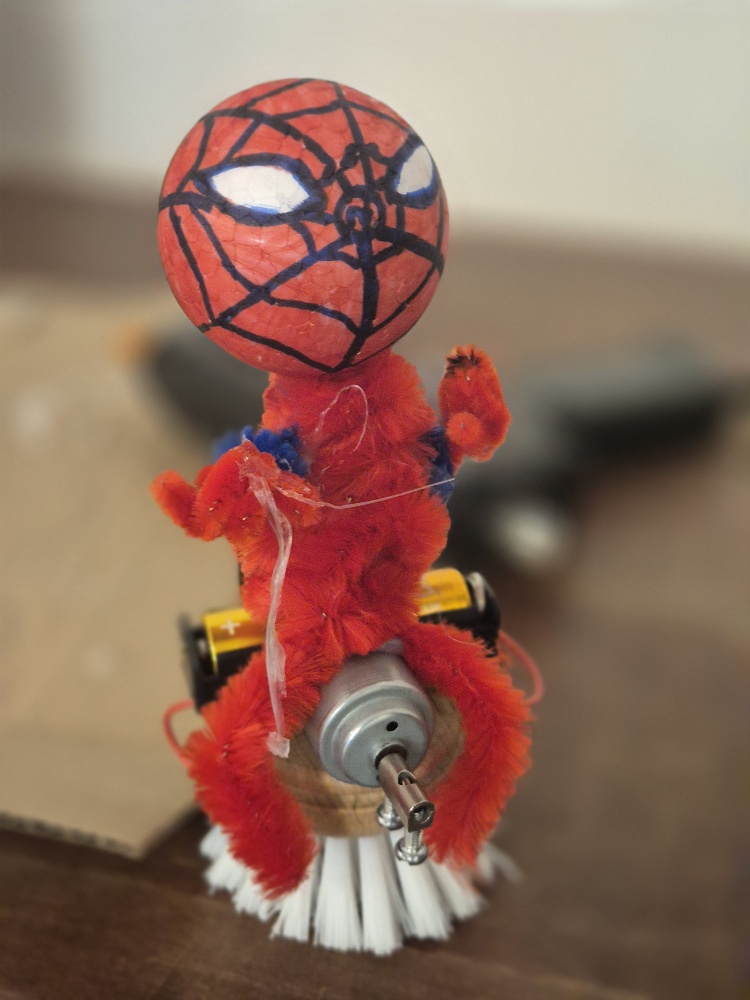 Bürstenroboter als Spiderman
