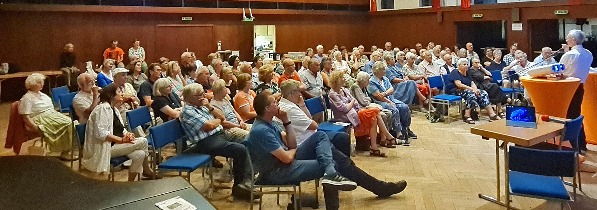 Nahezu 90 Besucher innen lauschten gebannt den Ausführungen von Pfr. Meurer