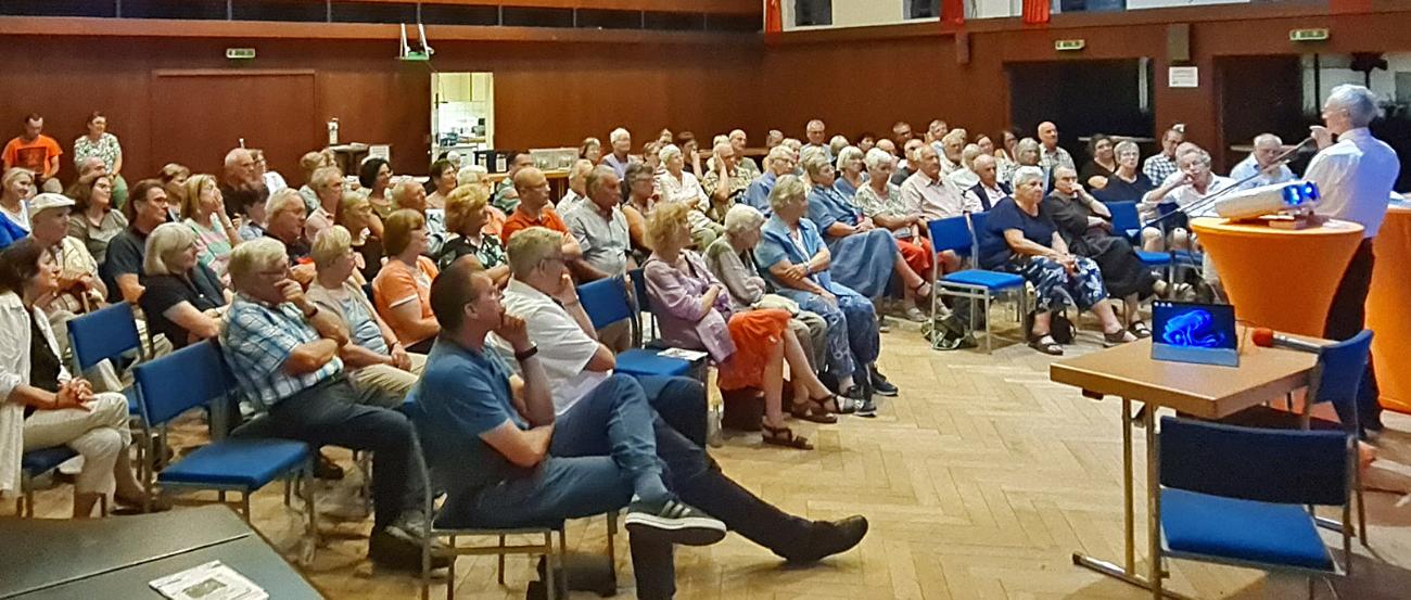 Nahezu 90 Besucher innen lauschten gebannt den Ausführungen von Pfr. Meurer