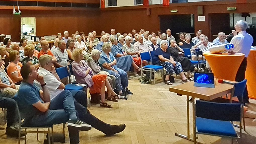 Nahezu 90 Besucher innen lauschten gebannt den Ausführungen von Pfr. Meurer