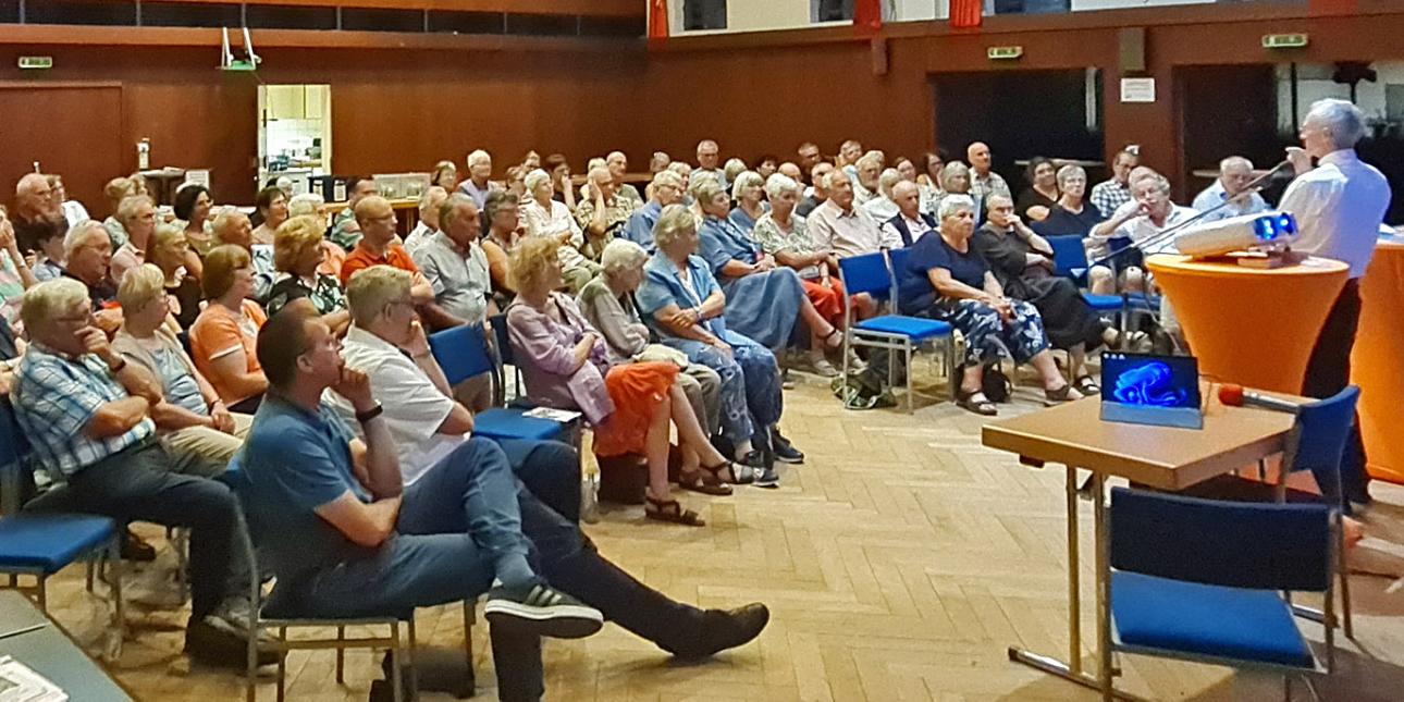 Nahezu 90 Besucher innen lauschten gebannt den Ausführungen von Pfr. Meurer