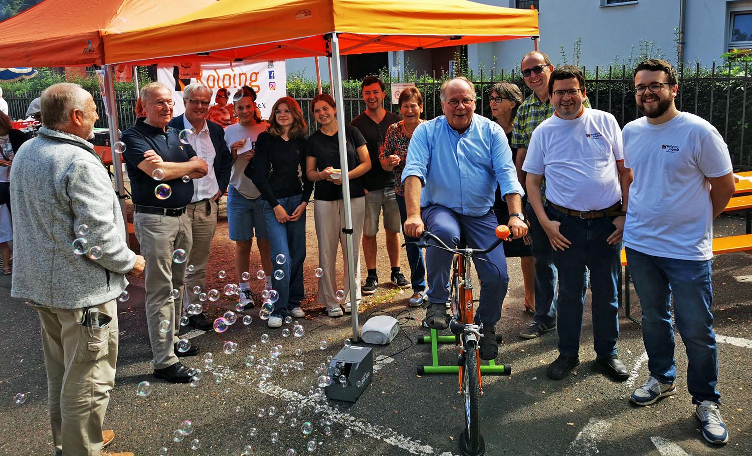 Kolpingpräses Bernd Kemmerling trat kräftig in die Pedalen (rechts neben ihm, v.l.n.r. Karl-Heinz Kron, Andreas Kossmann und Jakob Kaczmarczyk).