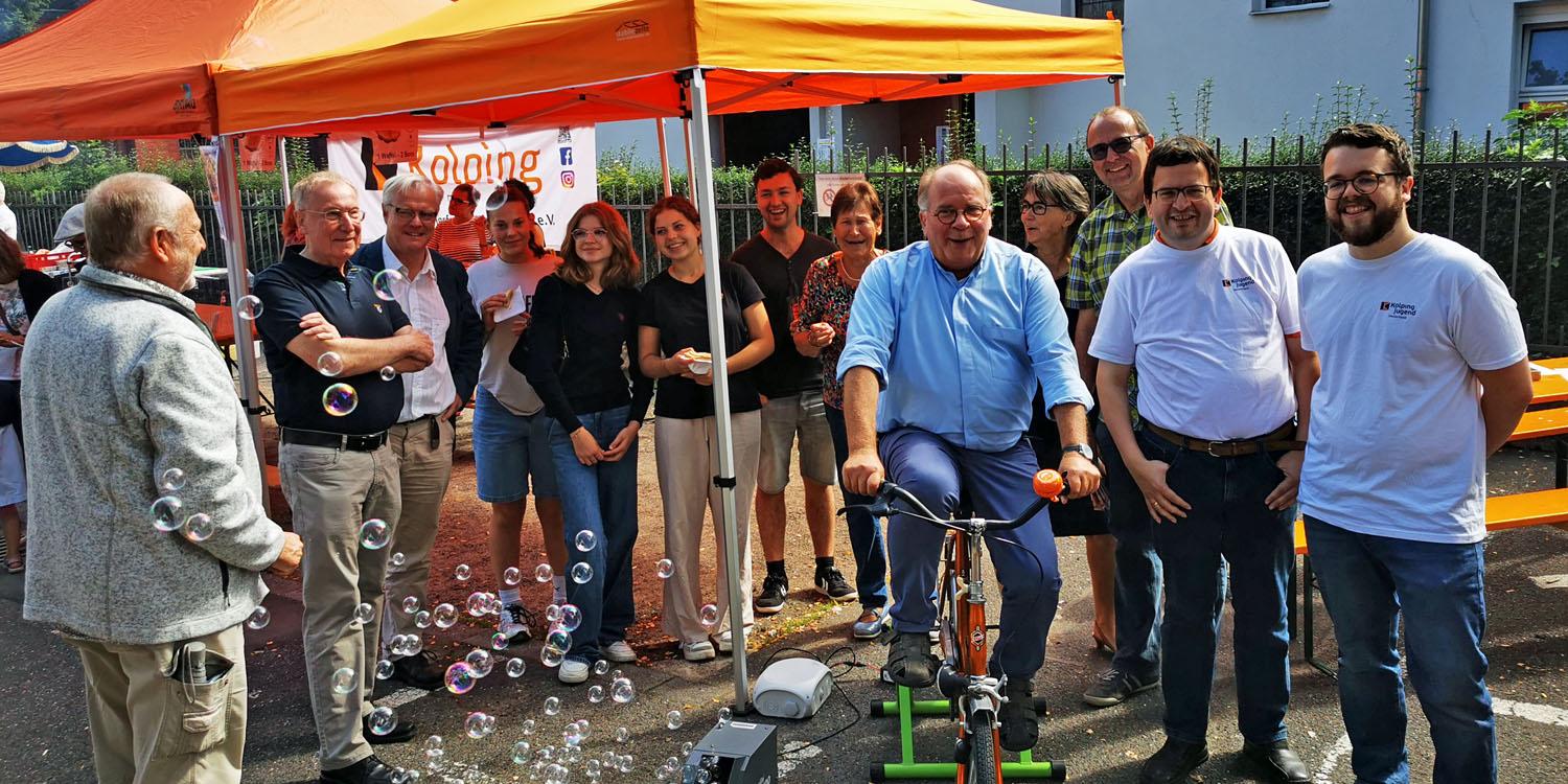 Kolpingpräses Bernd Kemmerling trat kräftig in die Pedalen (rechts neben ihm, v.l.n.r. Karl-Heinz Kron, Andreas Kossmann und Jakob Kaczmarczyk).