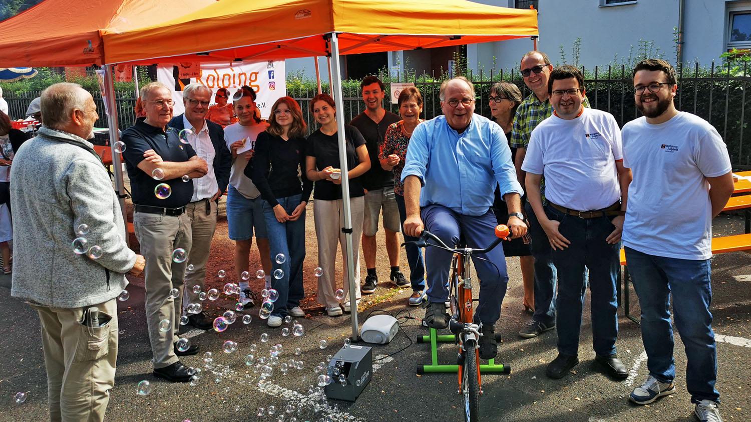 Kolpingpräses Bernd Kemmerling trat kräftig in die Pedalen (rechts neben ihm, v.l.n.r. Karl-Heinz Kron, Andreas Kossmann und Jakob Kaczmarczyk).