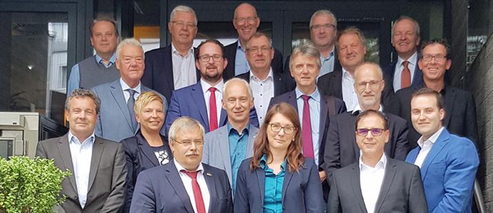 Bild (v.l. unten Mitte): Wolfgang Gelhard, Judith Topp und Stefan Bothe – zusammen mit den weiteren Vertreterinnen und Vertreter der Kolping-Bildungsunternehmen und des Kolpingwerkes Deutschland Bild (v.l. unten Mitte): Wolfgang Gelhard, Judith Topp und Stefan Bothe – zusammen mit den weiteren Vertreterinnen und Vertreter der Kolping-Bildungsunternehmen und des Kolpingwerkes Deutschland